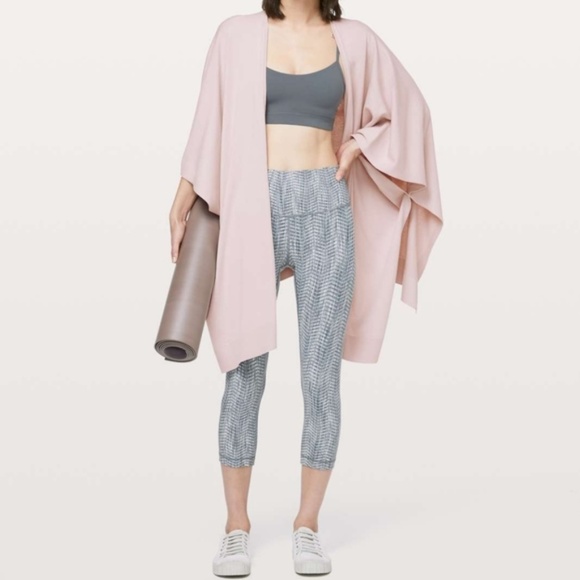 NWT lululemon Free To Coast Wrap in Black - Picture 7 of 9